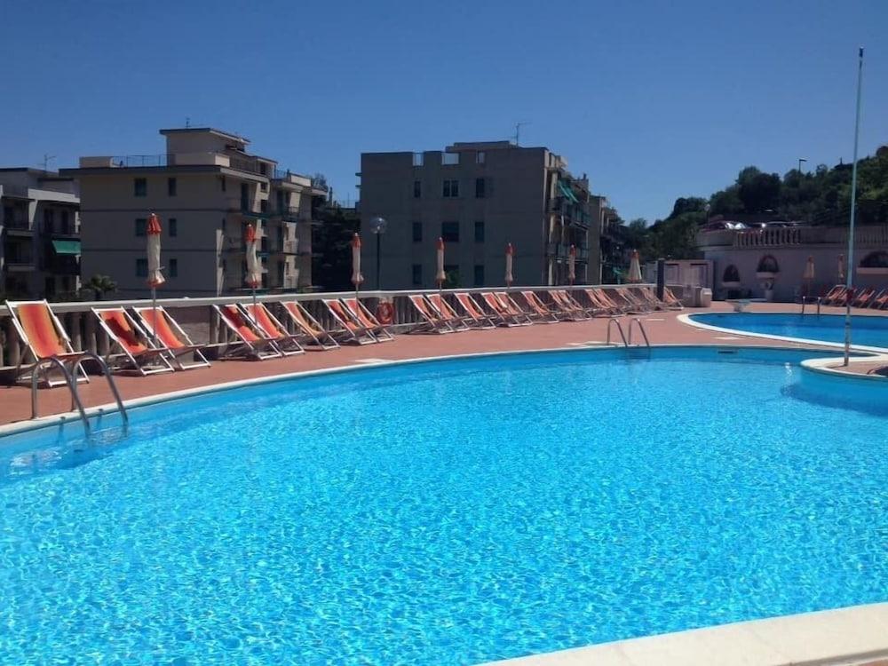 Hotel Paco П'єтра-Лігуре Екстер'єр фото